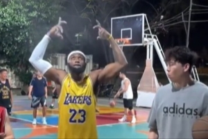 这可真像！平常心在野球场与“詹姆斯”单挑 后者相似度极高