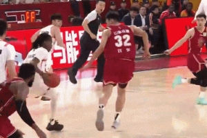 乌龙！王浩然手腕受伤下场 但场上的史密斯代替罚球被判违例！