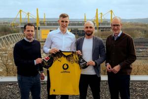 他留下!官方:多特与施洛特贝克续约至2031年,据悉年薪1000万欧