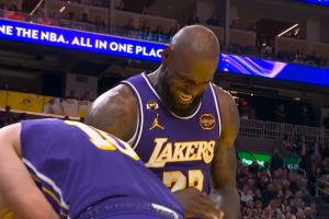 钉板大帽太大力了詹姆斯捂着手掌 雷迪克赶紧叫暂停缓缓