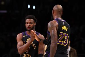 创纪录!布朗尼分球詹姆斯完成扣篮 NBA历史首次儿子助攻父亲得分