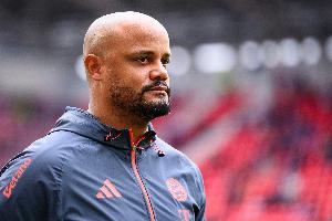 记者：拜仁球员给孔帕尼庆祝40岁生日，在餐厅唱生日歌