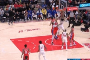 想得太简单！阿门篮下捡板想直接扣被巴洛大帽按下