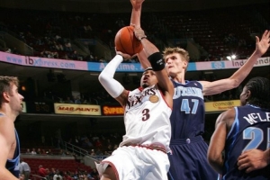 场均41分钟!艾弗森怒喷轮休:我带伤打球直到球队藏起我的球衣