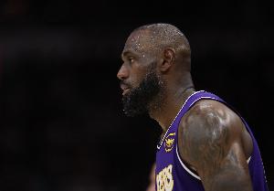 最后两战打太阳和爵士！湖媒：湖人能连赢两场锁定主场优势吗？