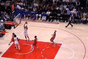 行云流水!小史密斯反击接伊森妙传扣篮打停76人 分差15分