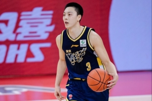 媒体人:胡明轩封盖曾繁日 这场景久违了 再给点耐心等他伤腿好些