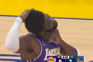 闯进矮人国!艾顿起飞送大帽 随后舒展下自己脖颈