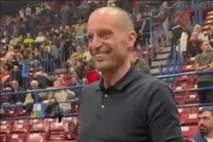 忙里偷闲!阿莱格里现场观看欧篮联比赛,获赠定制球衣