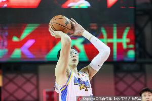 状态火热！周琦半场7中6高效拿下13分7板2帽 前6投全中