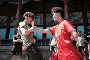 狼队青年队在中国参加英超青年杯,小将们到颐和园学习太极拳