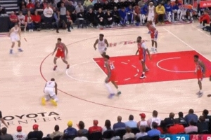 别伤了！杜兰特变相晃开巴洛 自己失去中心跪趴在地