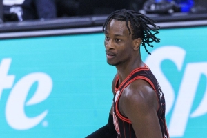 伦纳德·米勒最近6场场均17分7.8篮板 两分命中率58.6% 三分40.7%