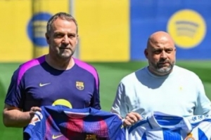 世体:甘伯体育城举行巴萨对阵西班牙人赛前传统的主帅合影