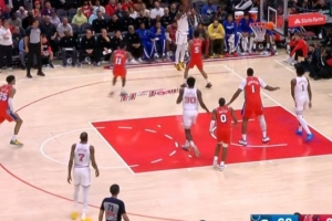 花得很彻底！阿门击地砸传助攻伊森底角三分球 火箭领先28分