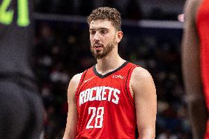 效率太低！申京14中4拿到8分12板4助1断 3失误4犯规