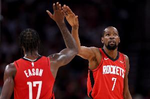 杜兰特:伊森慢慢调整过来了 我告诉他 多关注自己就好