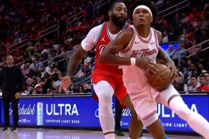 夺回球权！阿门突破被德拉蒙德身后掏球出界 76人挑战成功