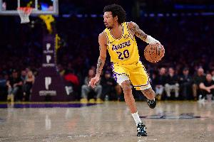 把握机会！小尼克·史密斯末节才登场 连中4记三分贡献12分