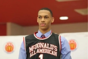 17岁赚了一百万美元,25岁被CBA裁员