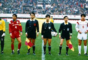 博主:陆俊是首位执法男足世界杯的中国裁判,02年执哨2场小组赛