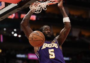 再硬点!艾顿上半场5中4得到9分4板1帽 正负值+14最高