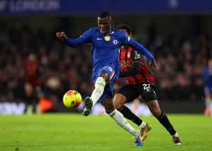 本赛季英超中场传球准确率最高：凯塞多92.2%居首，琼斯92%第二