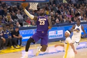 传射建功！詹姆斯连续反击得手并助攻队友扣篮 带队领先15分打停