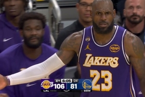 血亏!詹姆斯故意犯规准备打卡 被吹破坏快攻追加技犯