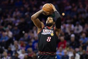 低迷！保罗·乔治8中2拿7分4板有4失误 三分5中0