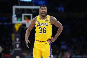 雷迪克：海斯仍是每日观察状态 斯马特有望明日复出战太阳