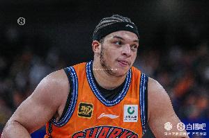 洛夫顿手指戳伤提前离场!卢伟:还不清楚情况 需要进一步检查