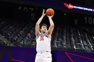 就你打得好!艾孜麦提半场7中4拿到12分4前场板 全队唯一上双