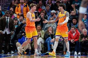 黄蜂收官战队友争三分王！克尼佩尔三分总数仅领先三球3个！