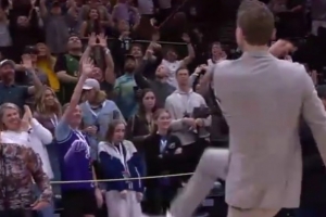 这不罚单警告？马尔卡宁朝看台潇洒开大脚 工作人员吓一激灵