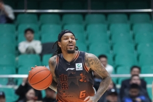 状态全无!珀塞尔7投仅1中拿到5分4板 正负值-21