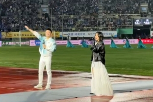 苏超首轮赛前，尚雯婕与汤非献唱扬州队队歌《马上成功》