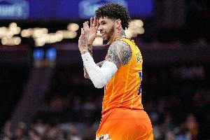 要冲三分王！拉梅洛·鲍尔半场5记三分砍下20分2板4助2断1帽