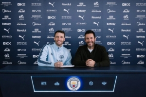 贝蒂内利:为曼城再效力一年非常兴奋,在这里踢球是真正的荣幸