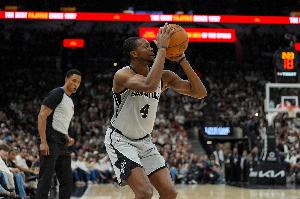 轻轻松松！福克斯出战27分钟14投7中 砍下18分10助攻&正负值+11