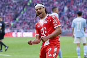 拜仁官方：格纳布里因轻微膝盖不适，将缺战对阵圣保利的比赛