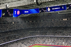 记者:伯纳乌球迷对比赛判罚不满,现场高喊“足协腐败”