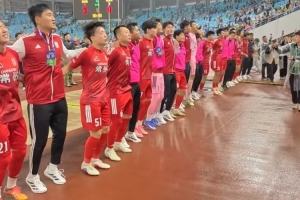 3-0击败上赛季苏超亚军南通队后,常州队全体围在一起欢呼庆祝