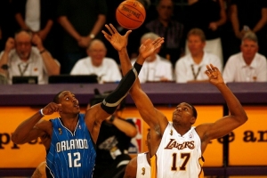 霍华德防守啥级别？杨毅：弹跳棒 身高&下肢力量对抗纯五号位吃亏