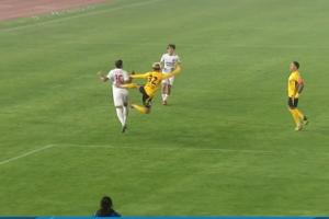 直红罚下！丁海峰飞踢被裁判出示红牌罚出场外