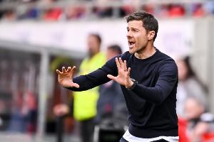 弗林蓬:哈维·阿隆索作为传奇球员非常懂球,球员都会听他的