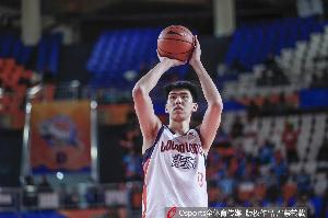 内线很有威慑力!徐昕半场14分钟 4中2&罚球6中5拿到9分7板2帽