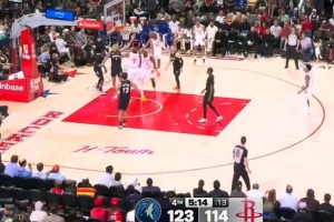 这么难!杜兰特突破内线 面对防守高难度挑篮命中