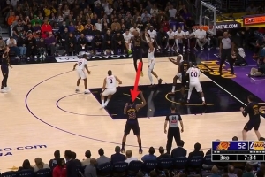 太极限了！詹姆斯背打翻身看到空档 妙传八村塁压哨三分！