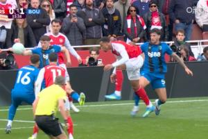 英超官方:阿森纳点球经VAR确认,克里斯蒂手臂抬起扩大身体范围